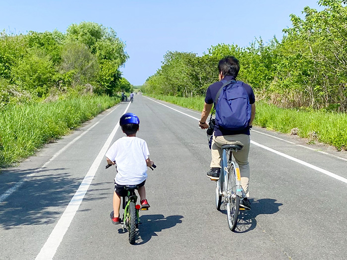 自転車に乗る親子写真